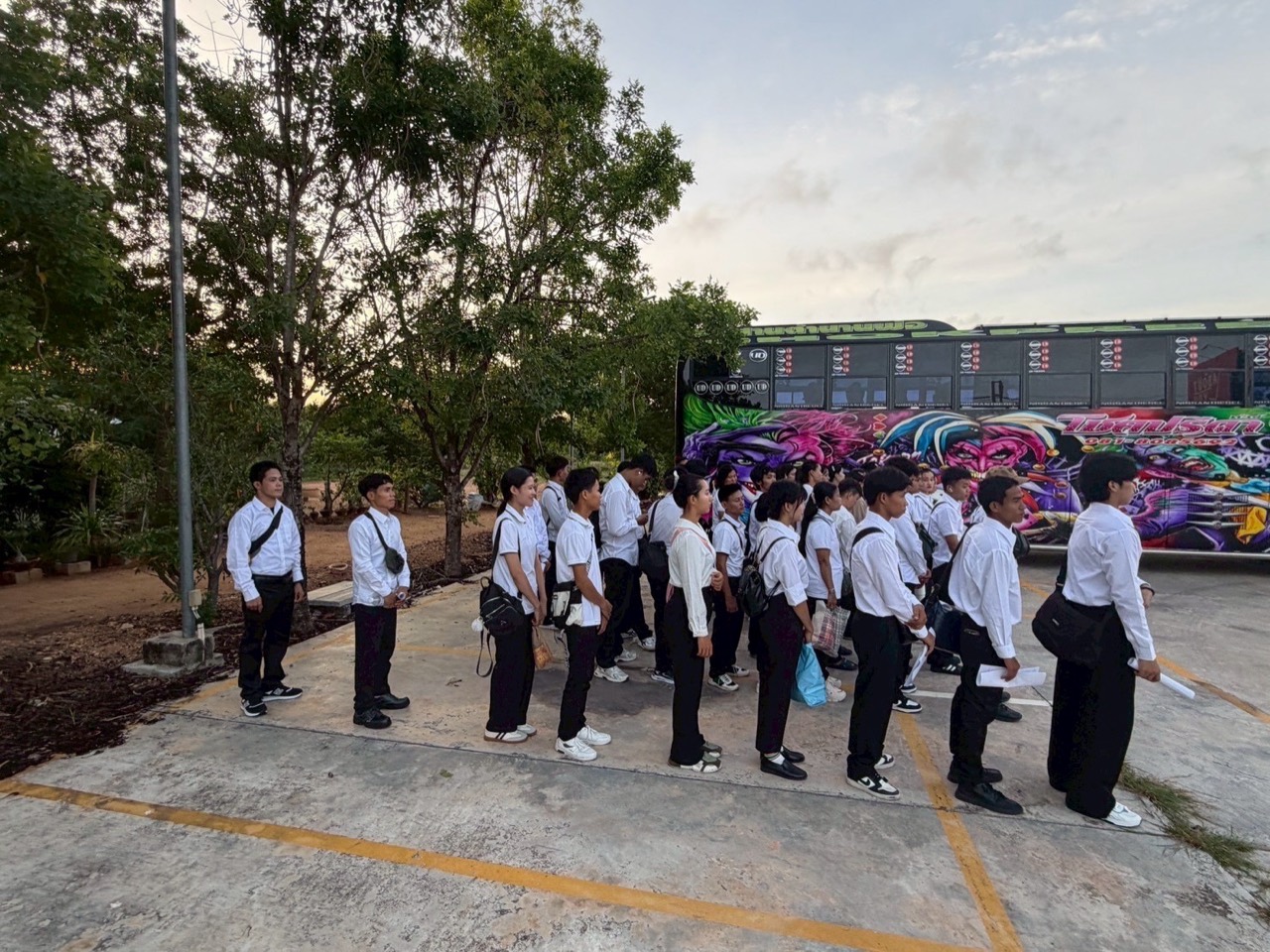 เข้าแถวขึ้นรถอย่างเป็นระเบียบ